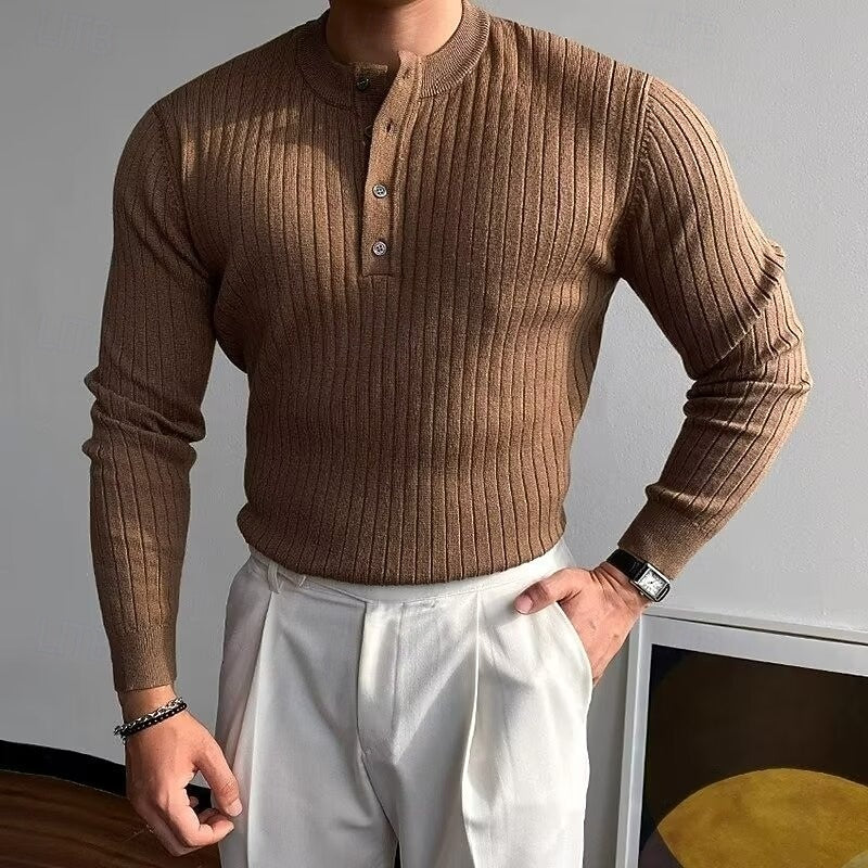 Klassisk ribstrikket Henley-sweater til mænd – et hyggeligt must-have til efterår og vinter