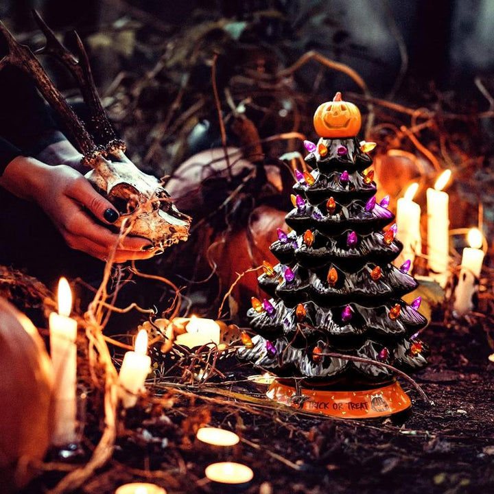 Halloweens keramiske LED-juledekorasjonstre med lilla og oransje perler