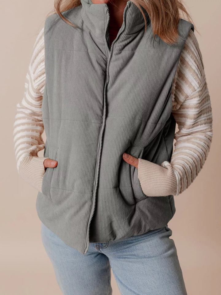 Vatteret damevest i fløjl med opretstående krave, størrelser S til 2XL