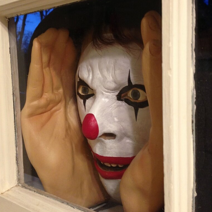 Halloweenin realistinen pelottava lateksinen ikkunasta kurkistava hahmo imukupilla