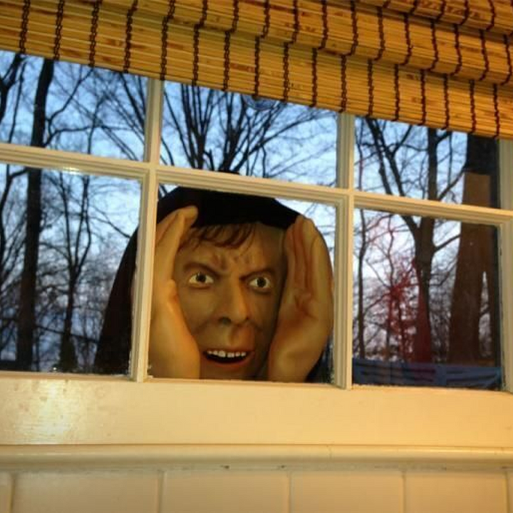Halloweenin realistinen pelottava lateksinen ikkunasta kurkistava hahmo imukupilla