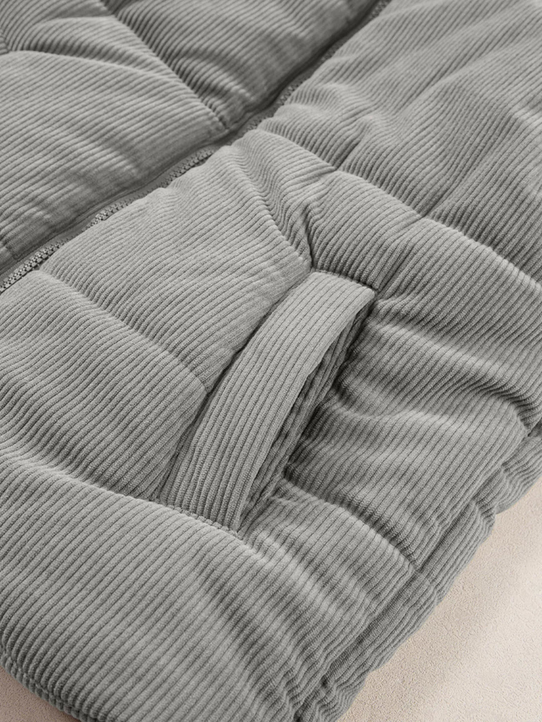 Vatteret damevest i fløjl med opretstående krave, størrelser S til 2XL