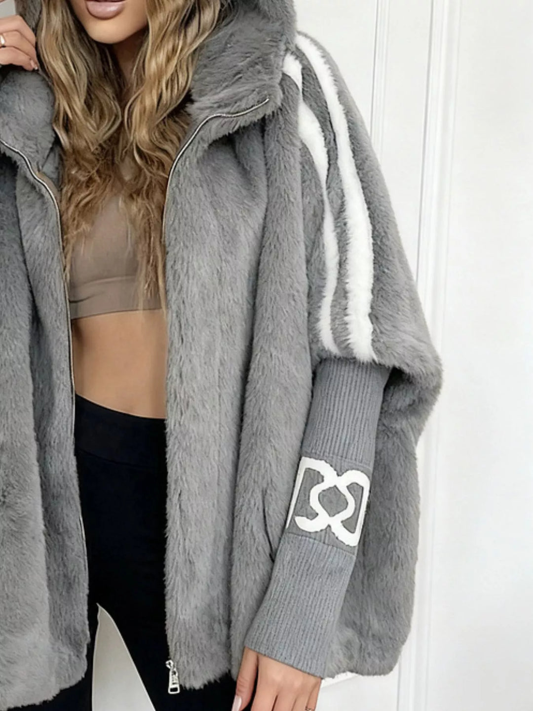Dámská oversized bunda z umělé kožešiny s kapucí a pruhovaným lemem, velikosti S až 2XL
