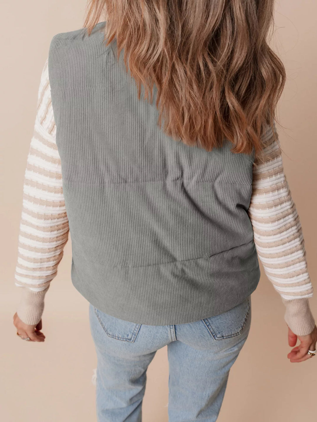 Vatteret damevest i fløjl med opretstående krave, størrelser S til 2XL