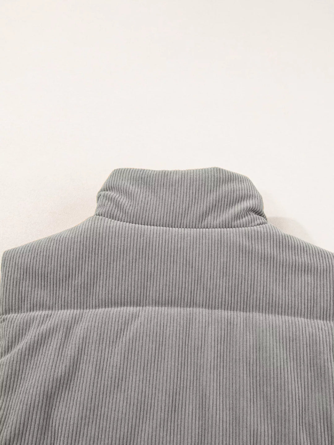 Vatteret damevest i fløjl med opretstående krave, størrelser S til 2XL