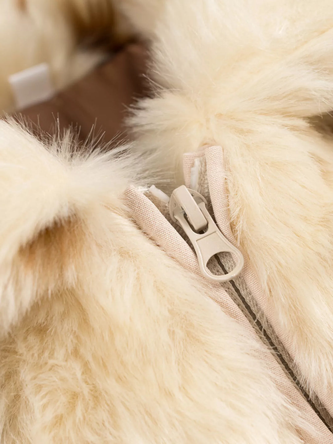 Kort jacka i fuskpäls för dam med dragkedja, beige
