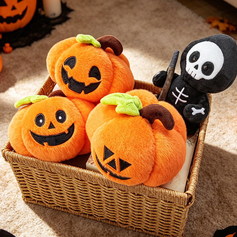 Miękkie pluszowe postacie na Halloween z haftowanymi twarzami i wzorami
