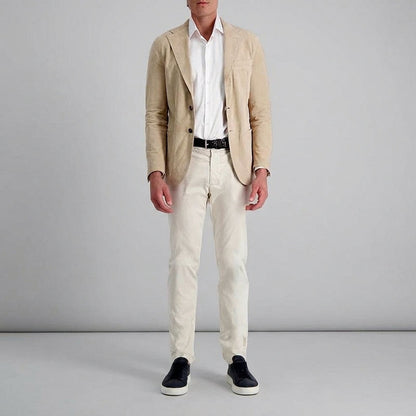 Blazer med revers og to knapper til mænd – en varm nødvendighed til efterår og vinter