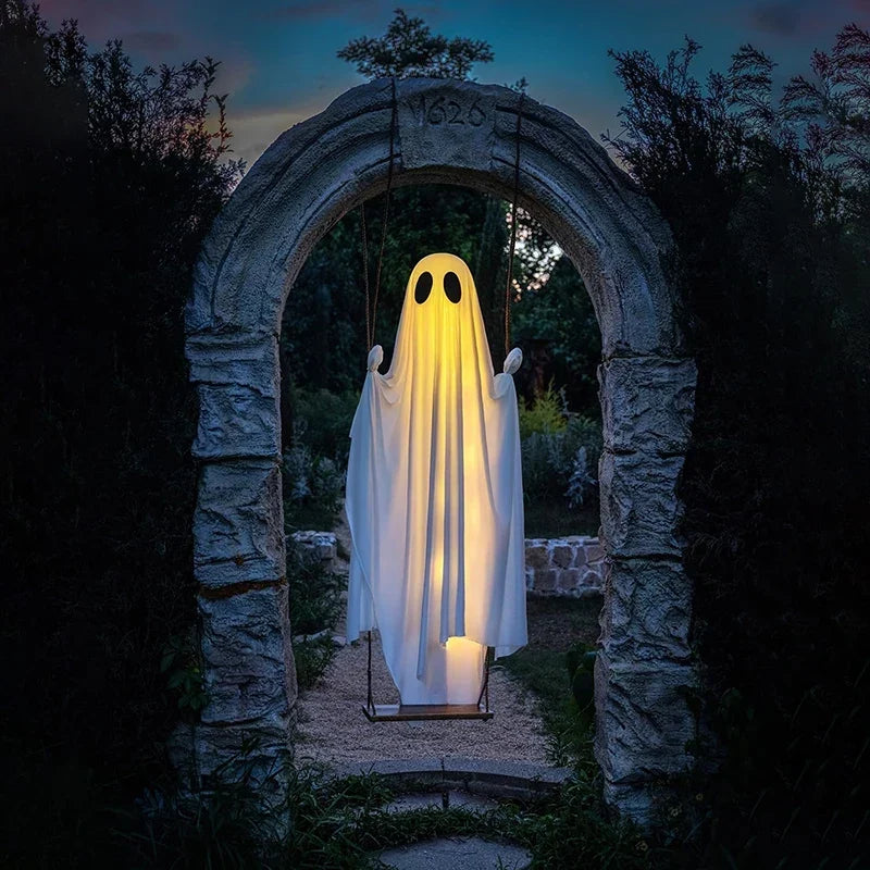 Buitenschommel met spook voor Halloween, met verlichting en houten zitje