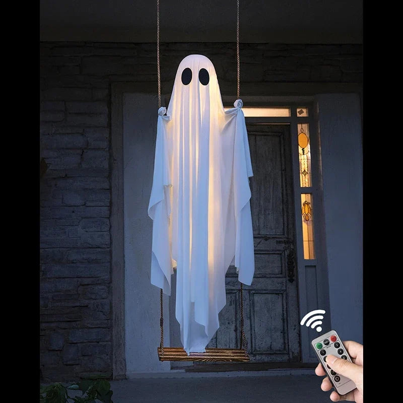 Buitenschommel met spook voor Halloween, met verlichting en houten zitje