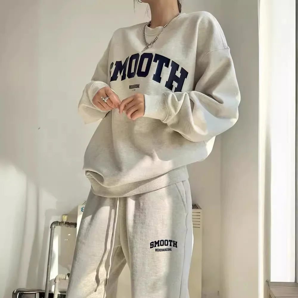 Komfortabel joggedress for menn med oversized genser og joggebukser
