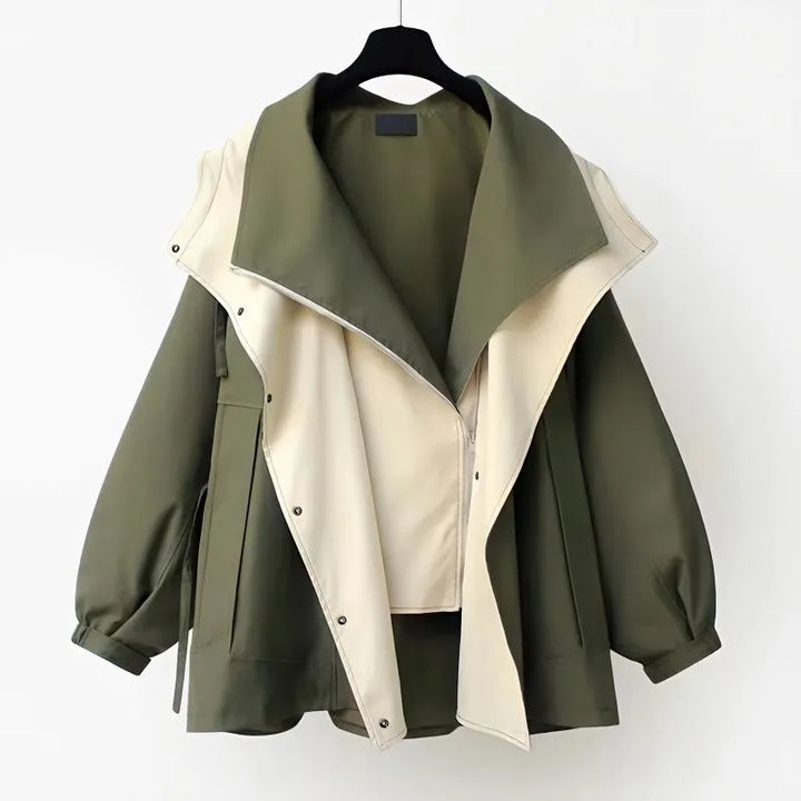 Hættebeklædt trenchcoat i redaktionel, nonchalant stil til kvinder