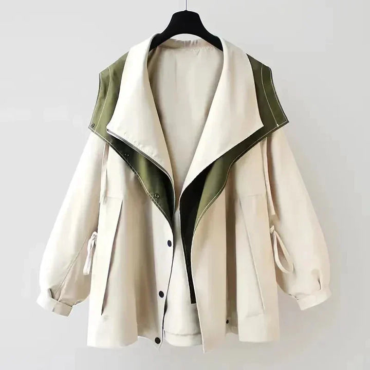 Hættebeklædt trenchcoat i redaktionel, nonchalant stil til kvinder