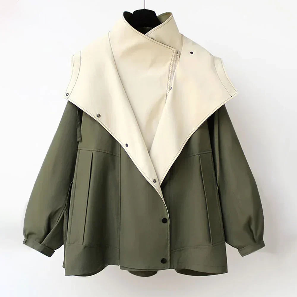 Hættebeklædt trenchcoat i redaktionel, nonchalant stil til kvinder