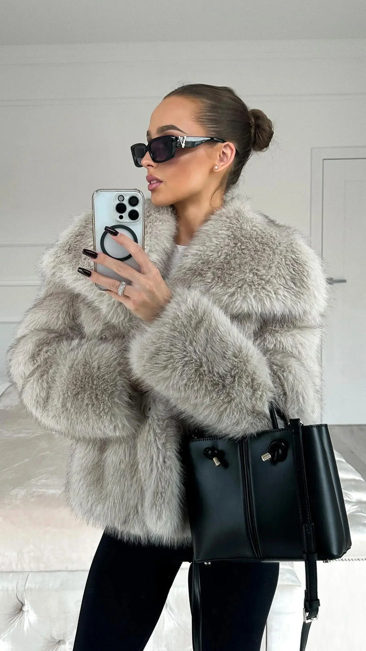 Cappotto elegante da donna avvolgente con revers a lancia