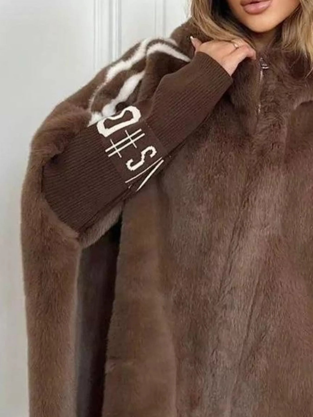 Dámská oversized bunda z umělé kožešiny s kapucí a pruhovaným lemem, velikosti S až 2XL
