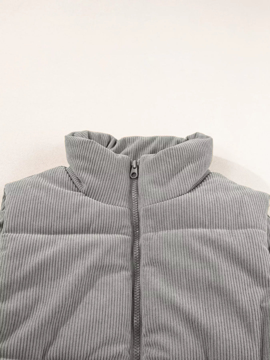 Vatteret damevest i fløjl med opretstående krave, størrelser S til 2XL