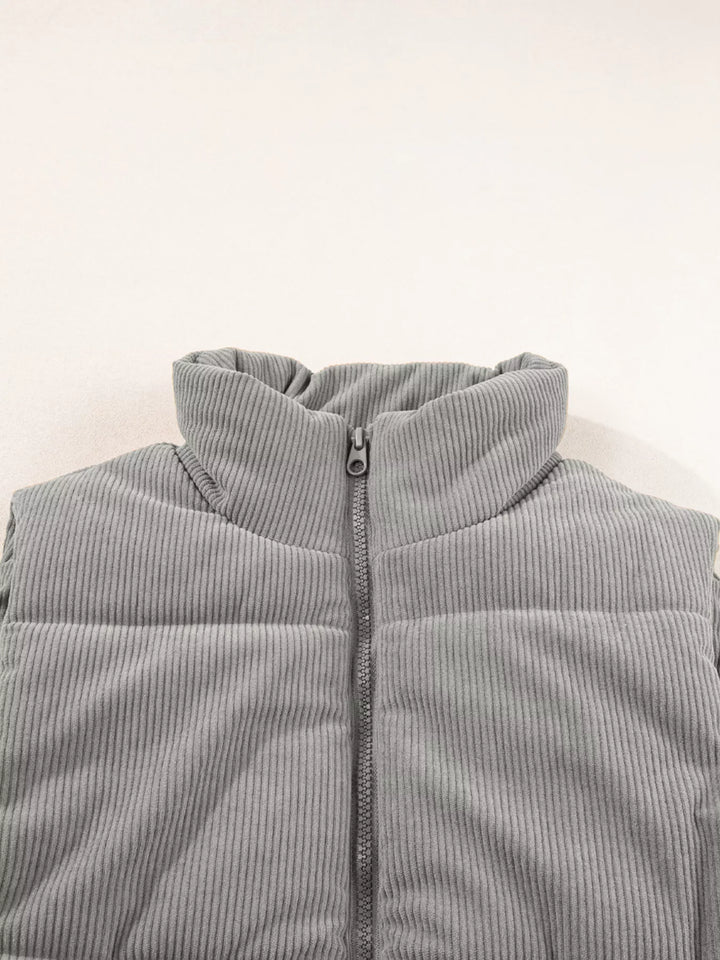 Vatteret damevest i fløjl med opretstående krave, størrelser S til 2XL