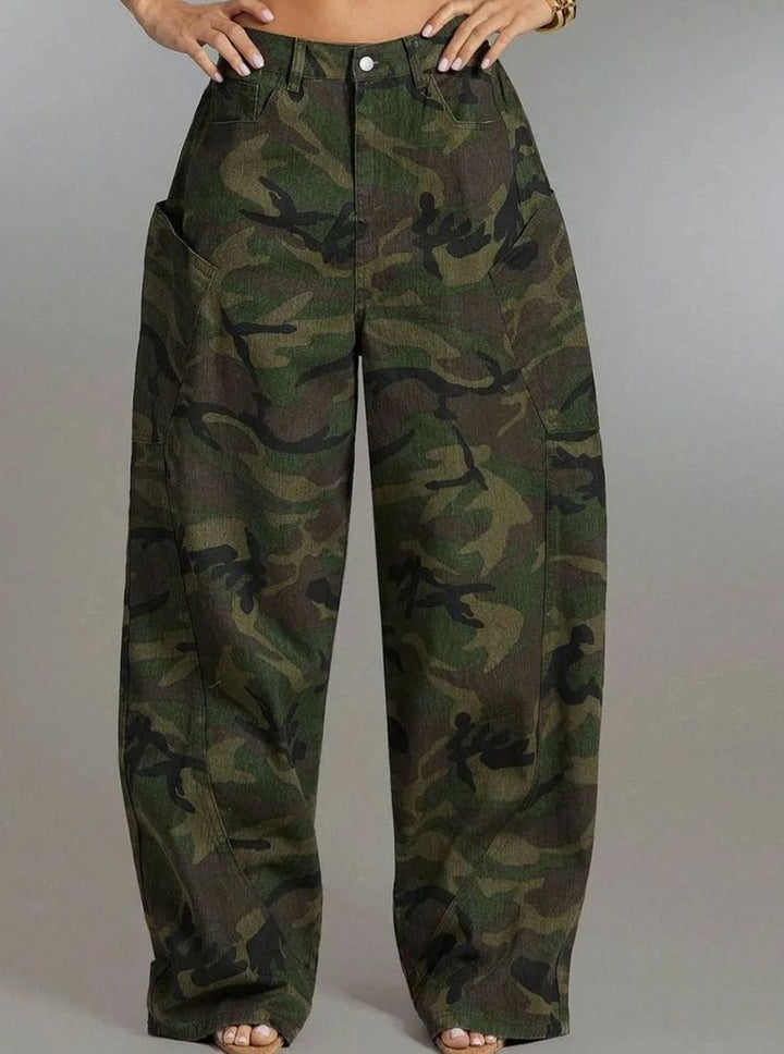 Damesbroek met wijde pijpen en camouflageprint, cargozakken – denim camouflagebroek