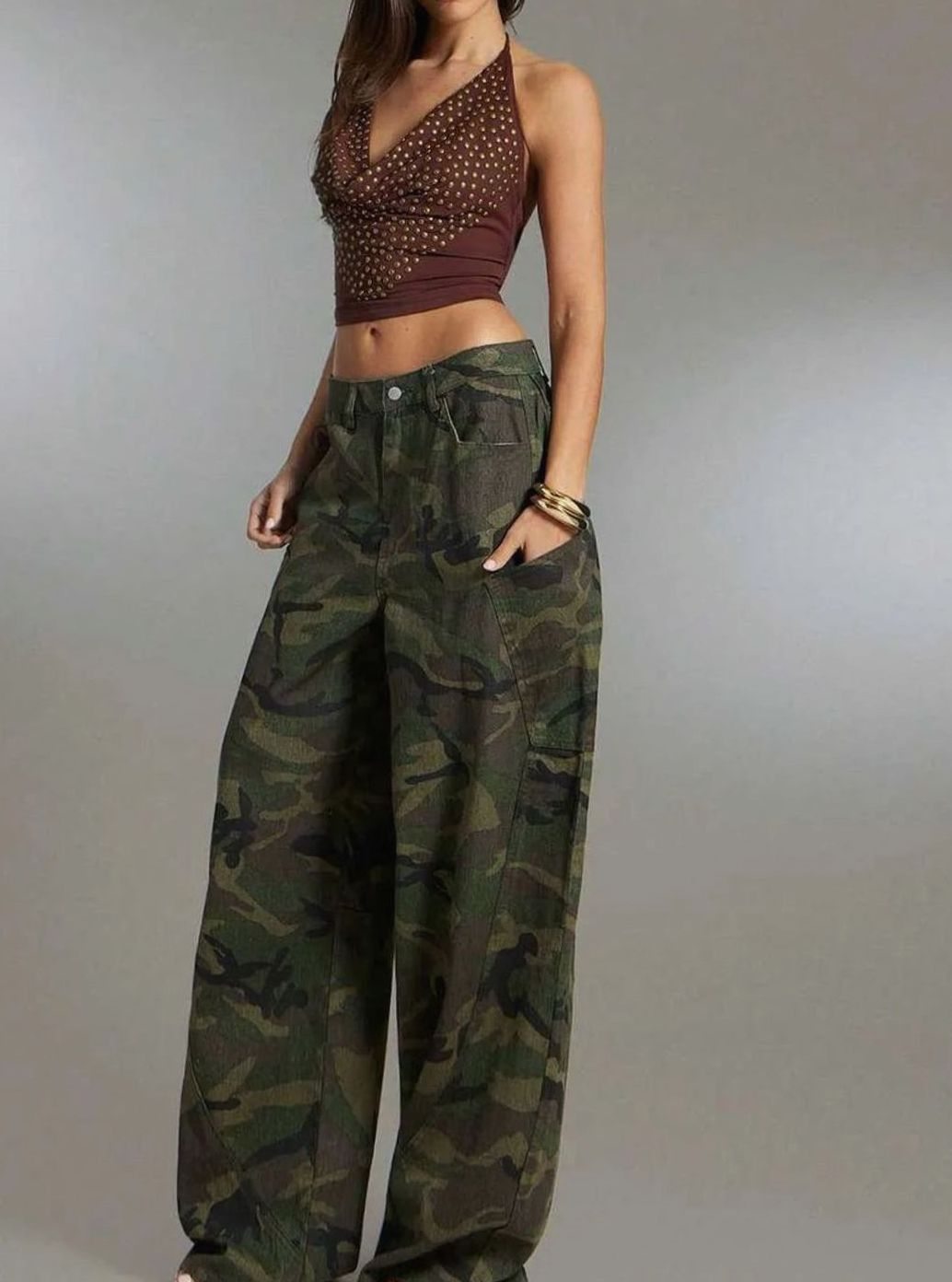 Damesbroek met wijde pijpen en camouflageprint, cargozakken – denim camouflagebroek