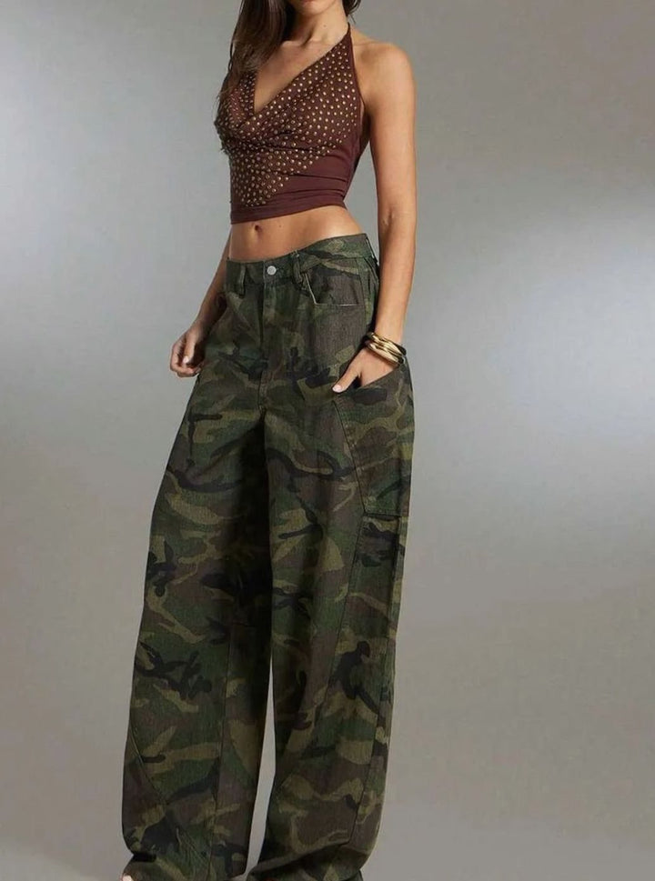 Damesbroek met wijde pijpen en camouflageprint, cargozakken – denim camouflagebroek