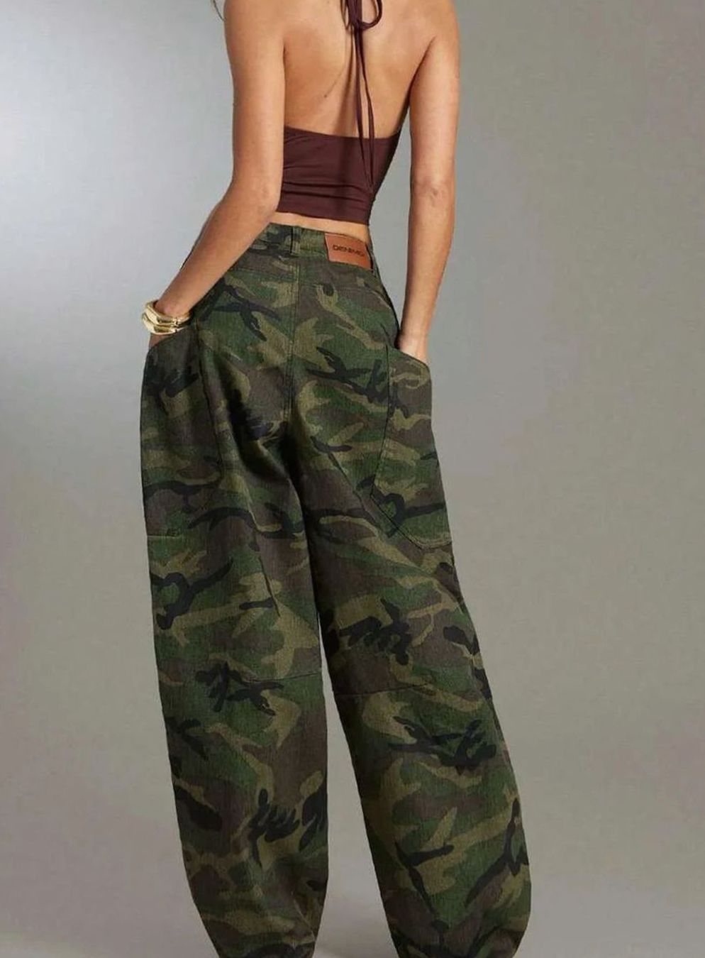 Damesbroek met wijde pijpen en camouflageprint, cargozakken – denim camouflagebroek