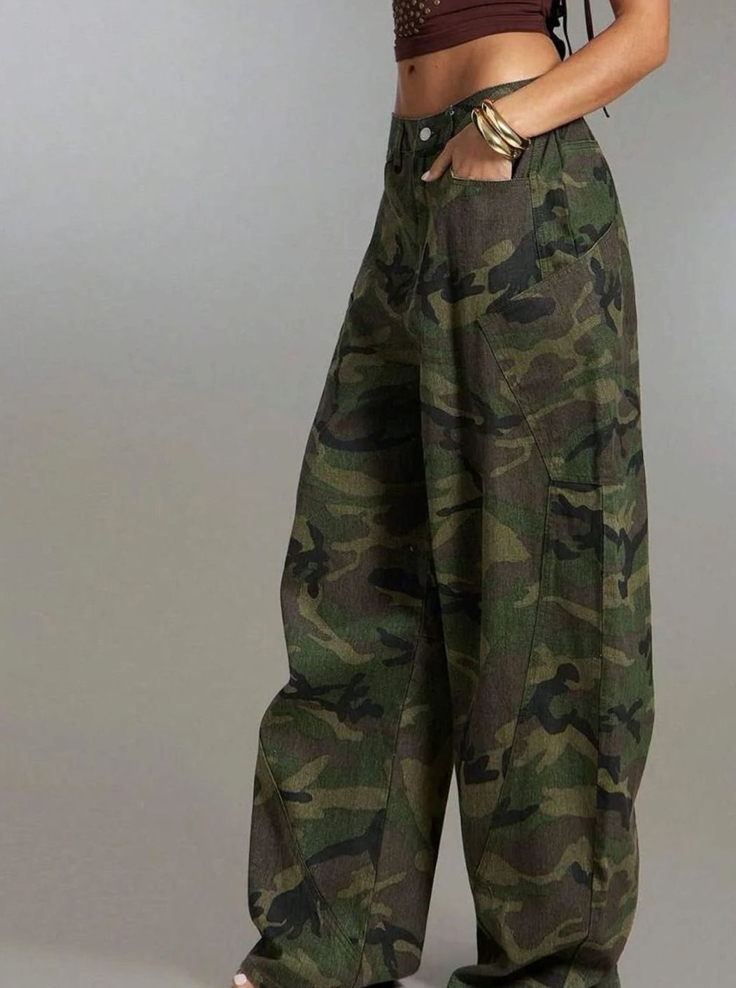 Damesbroek met wijde pijpen en camouflageprint, cargozakken – denim camouflagebroek