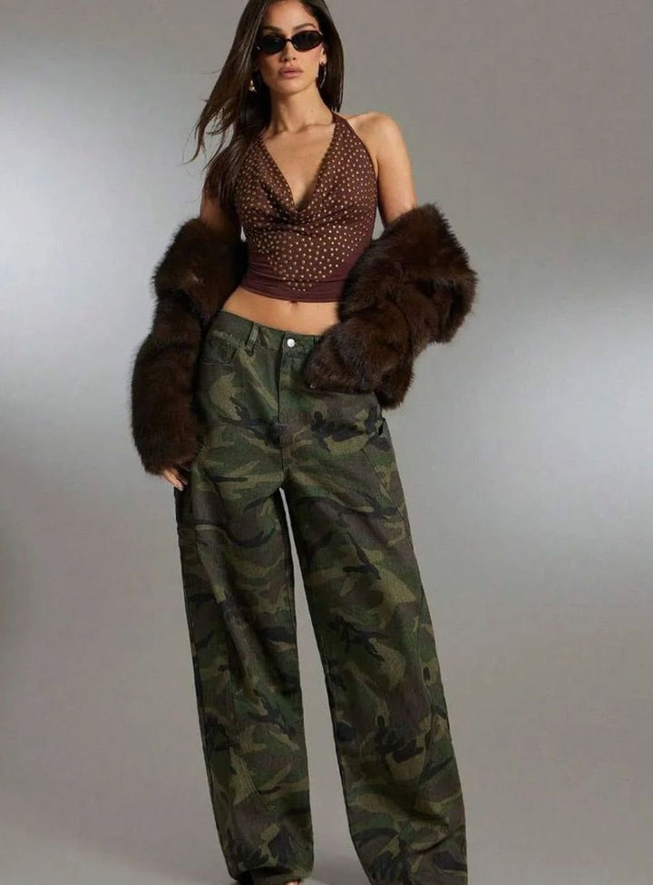 Damesbroek met wijde pijpen en camouflageprint, cargozakken – denim camouflagebroek