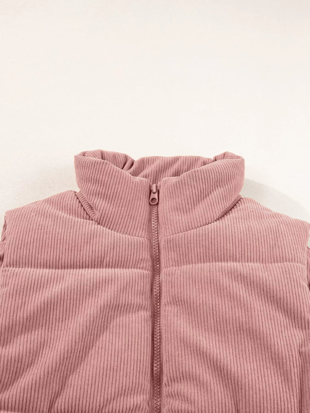 Vatteret damevest i fløjl med opretstående krave, størrelser S til 2XL
