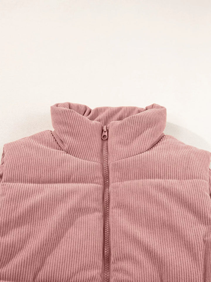 Vatteret damevest i fløjl med opretstående krave, størrelser S til 2XL