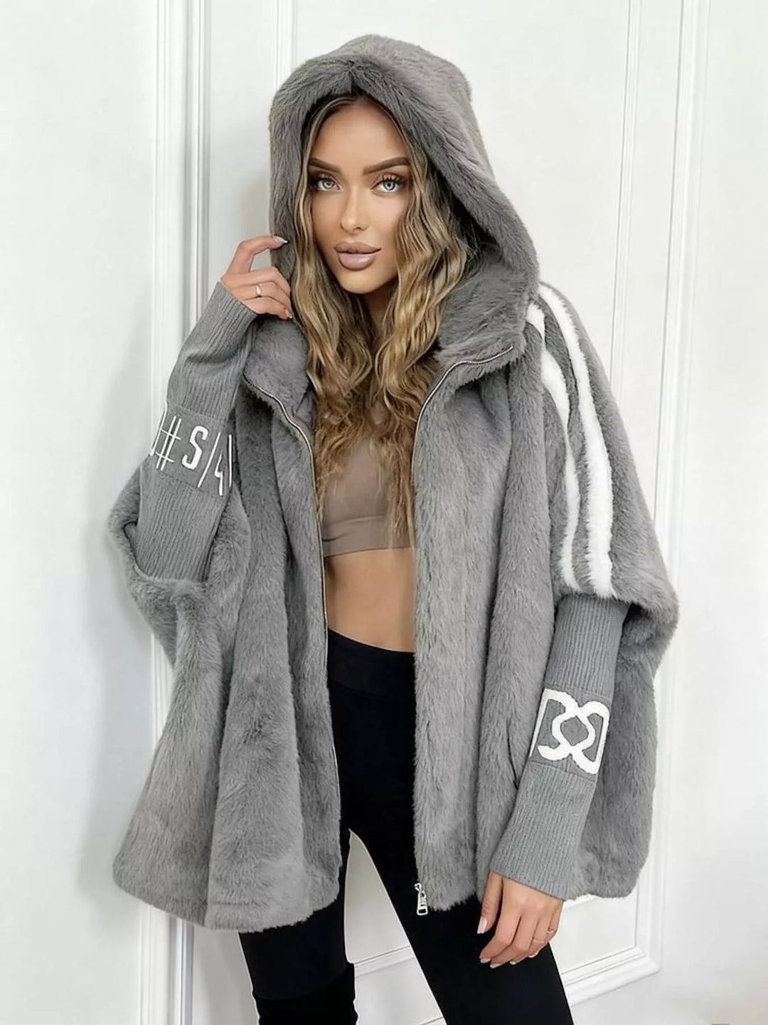 Dámská oversized bunda z umělé kožešiny s kapucí a pruhovaným lemem, velikosti S až 2XL