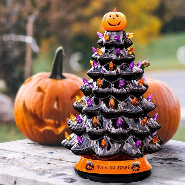 Halloweens keramiske LED-juledekorasjonstre med lilla og oransje perler