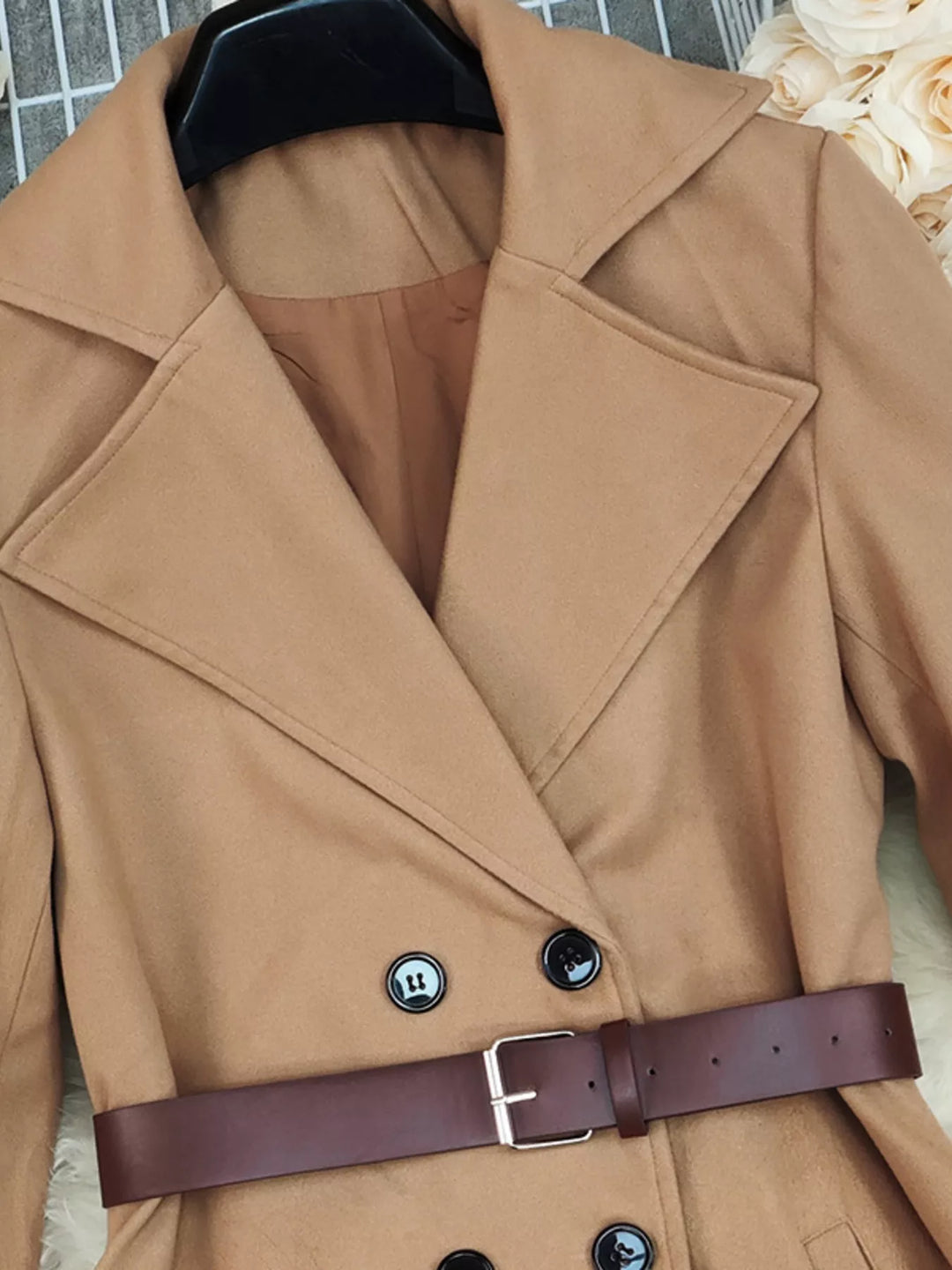 Dubbelknäppt lång vinterkappa för kvinnor med skärp och foder (khaki)