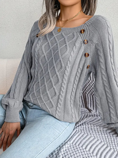 Damski luźny sweter z dzianiny w warkocze z guzikami na ramionach