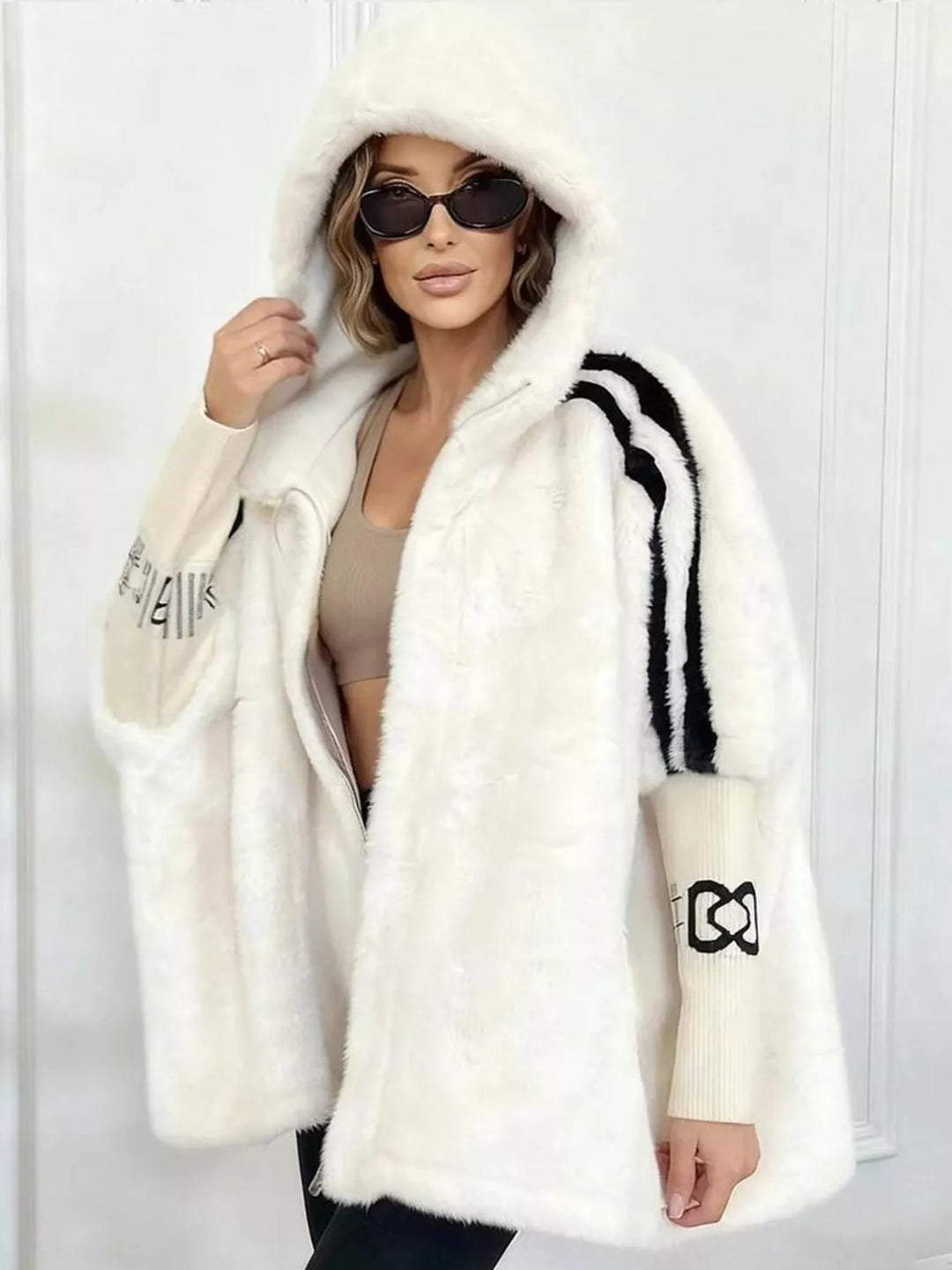 Dámská oversized bunda z umělé kožešiny s kapucí a pruhovaným lemem, velikosti S až 2XL