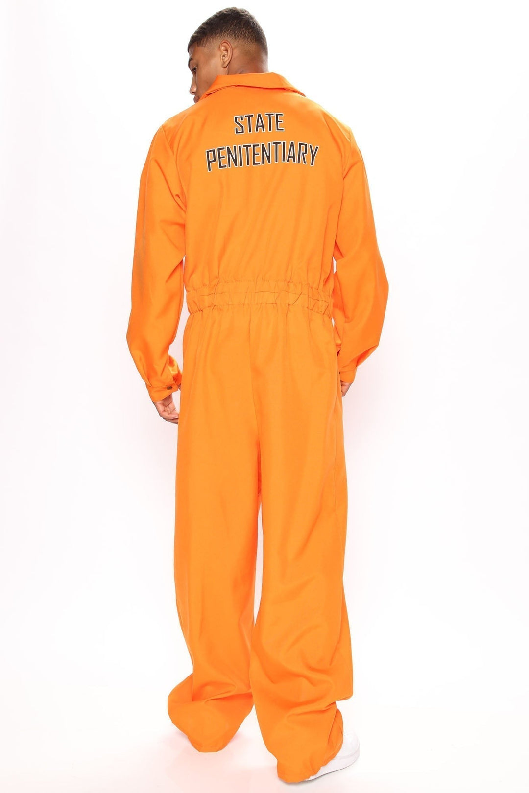 Halloweens orange fångkostym i jumpsuitmodell med tryck på bröstet