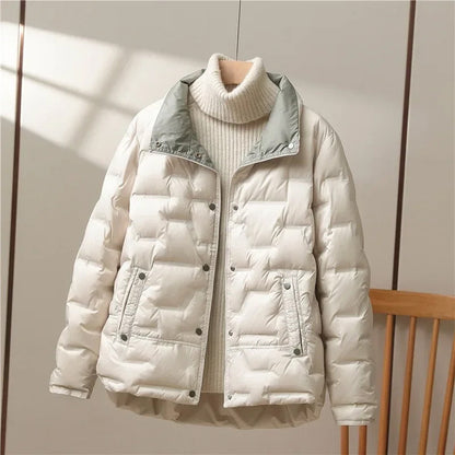 Chaqueta acolchada de cuello alto y estilo distintivo para mujer