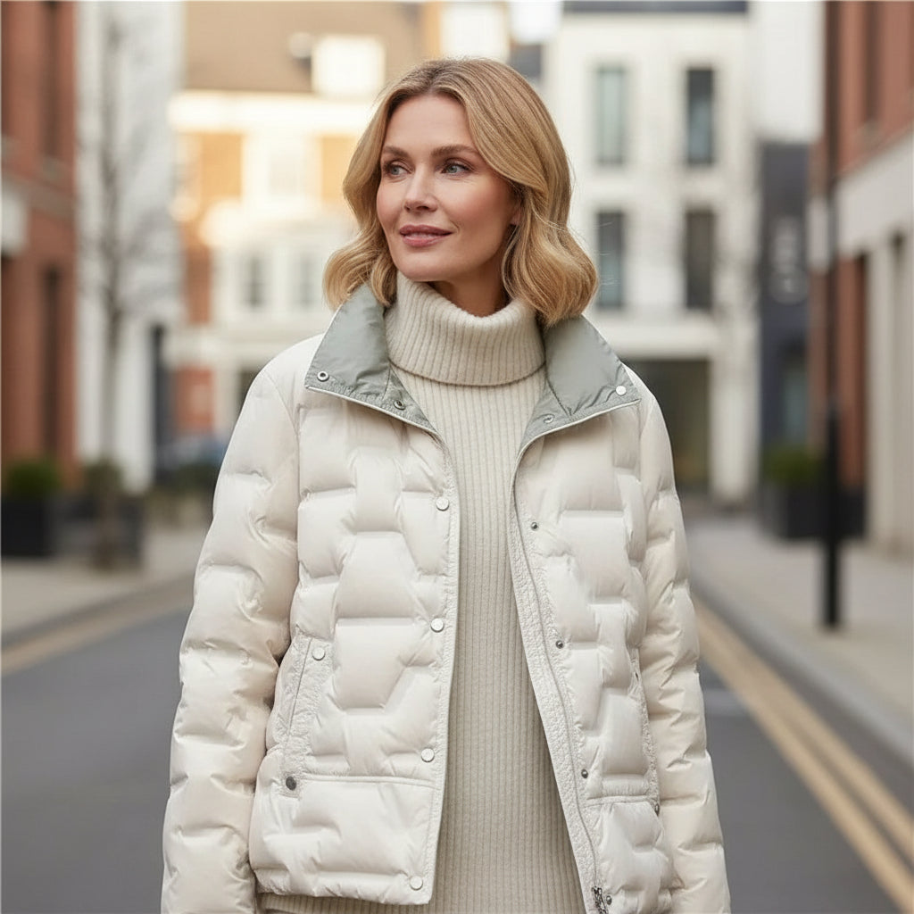 Chaqueta acolchada de cuello alto y estilo distintivo para mujer