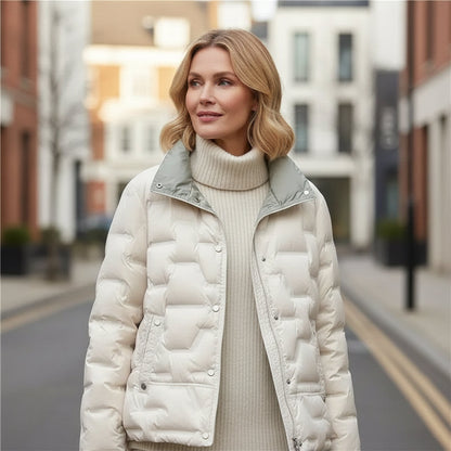 Chaqueta acolchada de cuello alto y estilo distintivo para mujer
