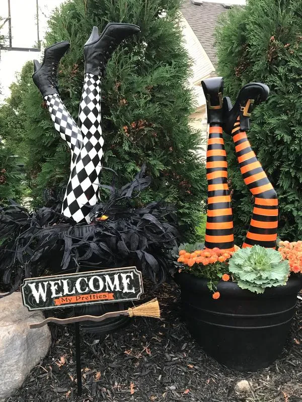 Picchetti da giardino a forma di gambe di strega con motivo a righe e stivali dorati, set da 2