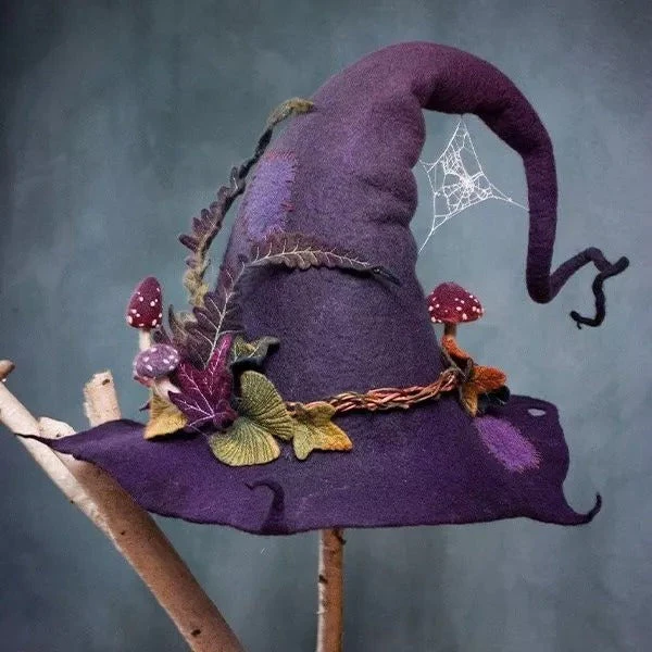 Halloweens heksenhoed met merinowol en met de hand geverfde zijden accenten