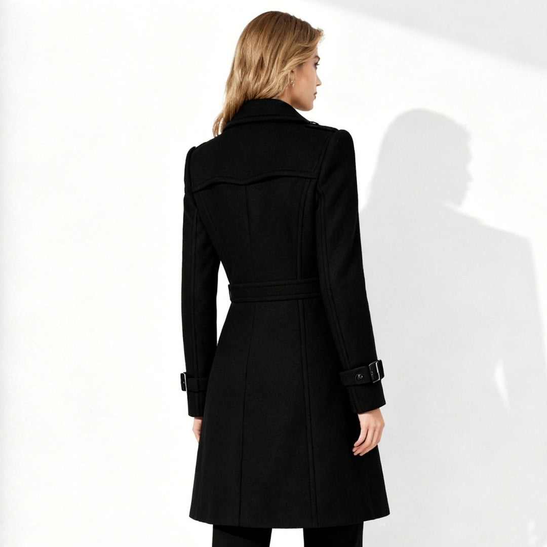 Minimalistisk trenchcoat med skårat slag och utsvängd passform för kvinnor