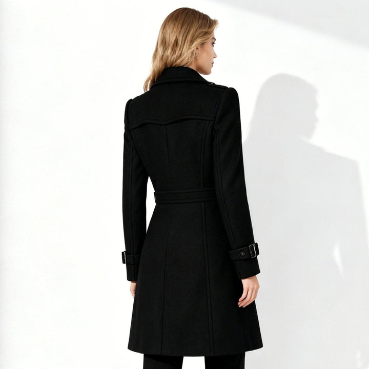 Minimalistisk trenchcoat med skårat slag och utsvängd passform för kvinnor