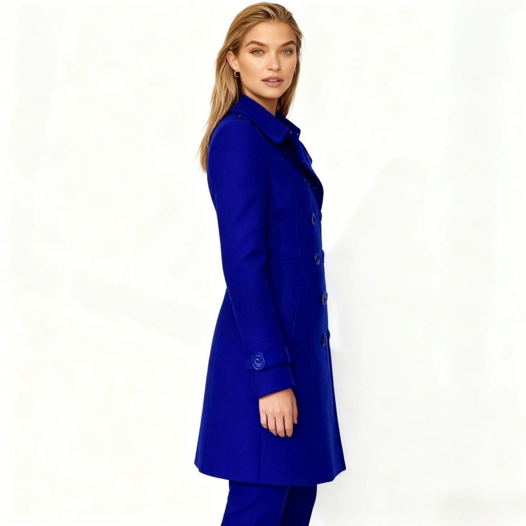 Minimalistisk trenchcoat med skårat slag och utsvängd passform för kvinnor