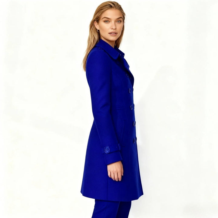Minimalistisk trenchcoat med skårat slag och utsvängd passform för kvinnor
