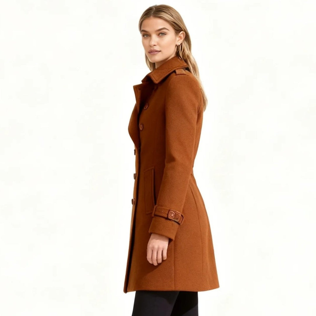 Minimalistisk trenchcoat med skårat slag och utsvängd passform för kvinnor