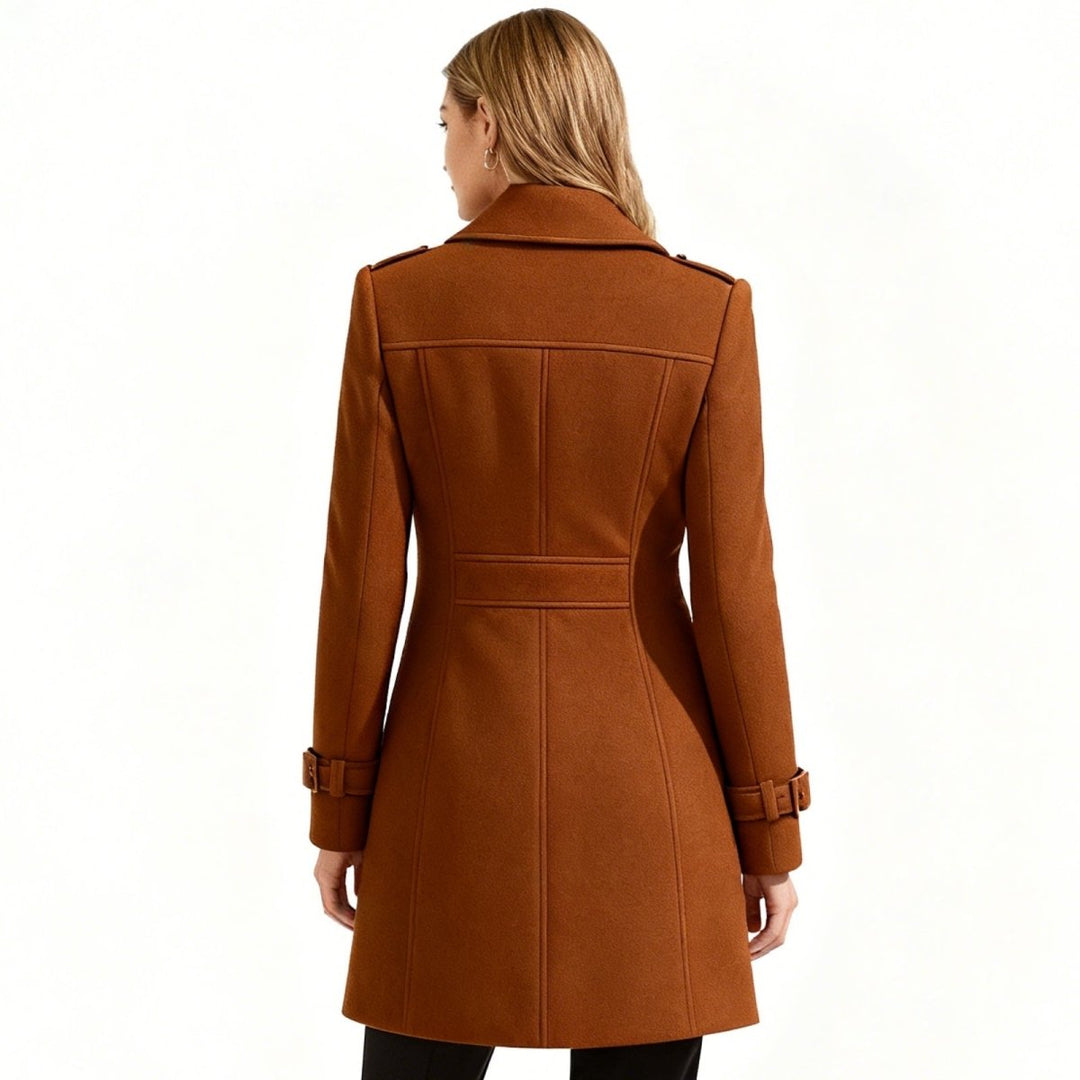 Minimalistisk trenchcoat med skårat slag och utsvängd passform för kvinnor