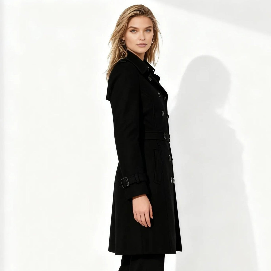 Minimalistisk trenchcoat med skårat slag och utsvängd passform för kvinnor