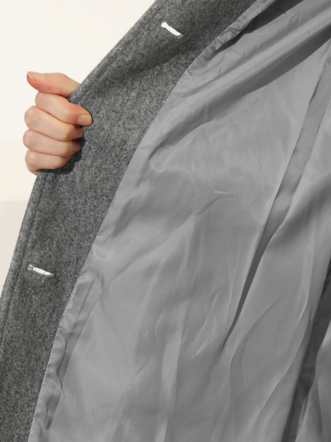 Gabardina editorial cintada e evasé com lapela dentada para mulher