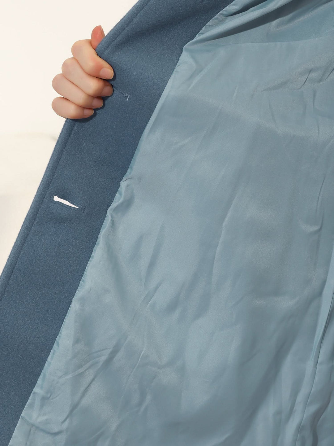 Gabardina editorial cintada e evasé com lapela dentada para mulher